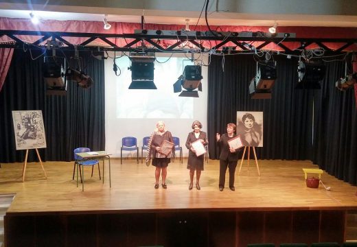 Tertulia Literaria Tapal de Noia ofreceu un recital de poemas de Rosalía en homenaxe a Carlos Casares á veciñanza de Lousame